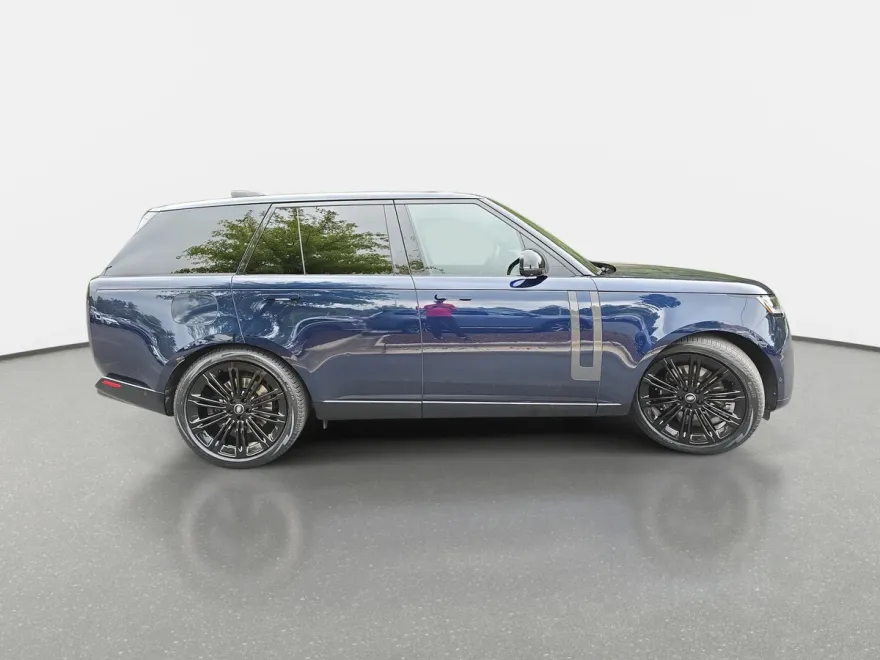 2023 Land Rover Range Rover SE photo 1