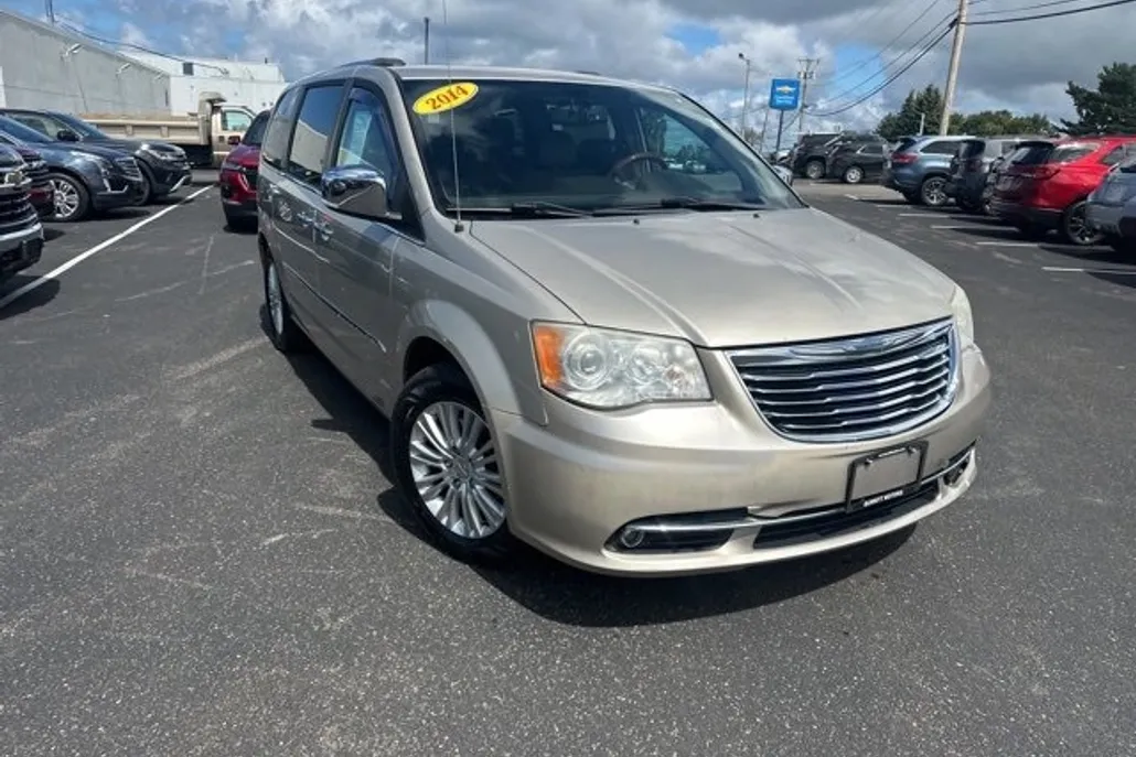 2014 Chrysler Town & Country Limited photo 1