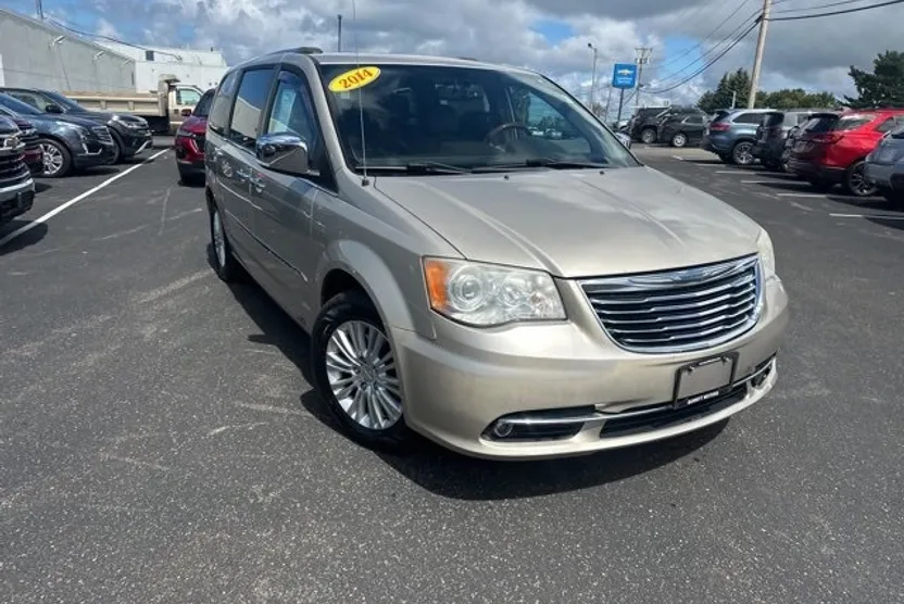 2014 Chrysler Town & Country Limited photo 1