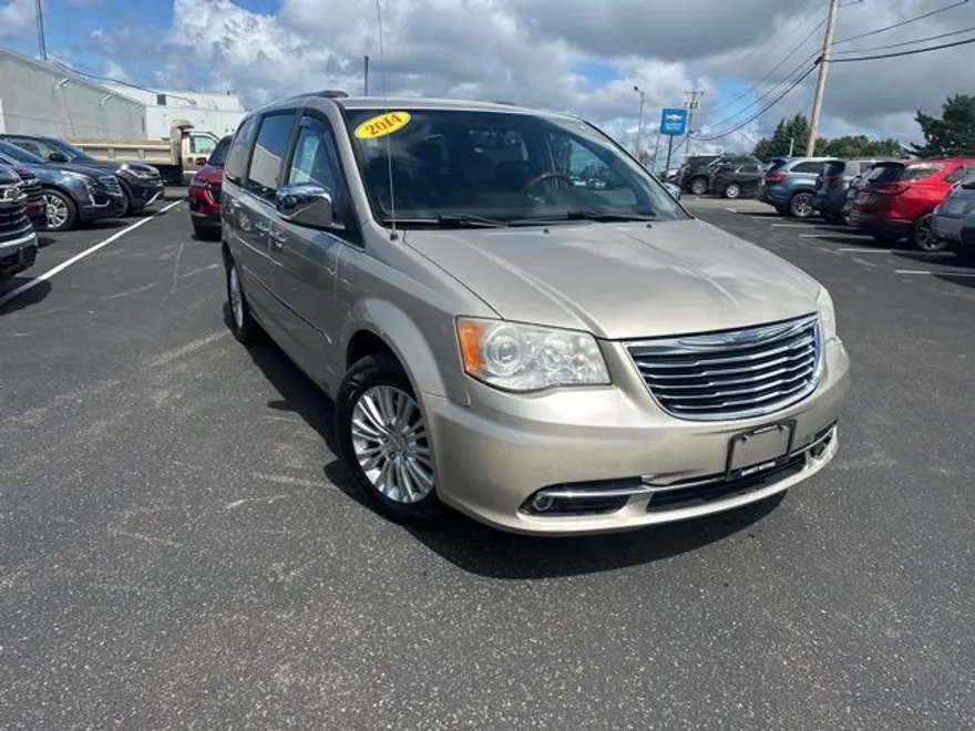 2014 Chrysler Town & Country Limited photo 1