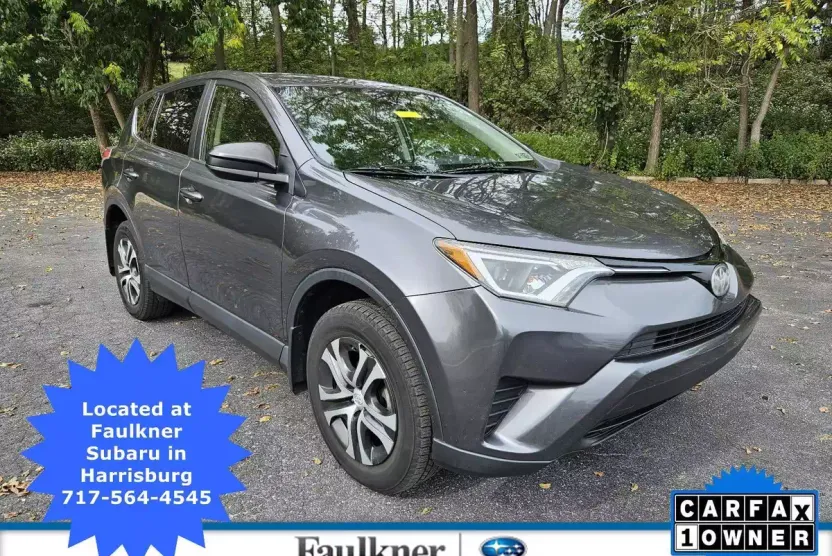 2018 Toyota RAV4 LE photo 1