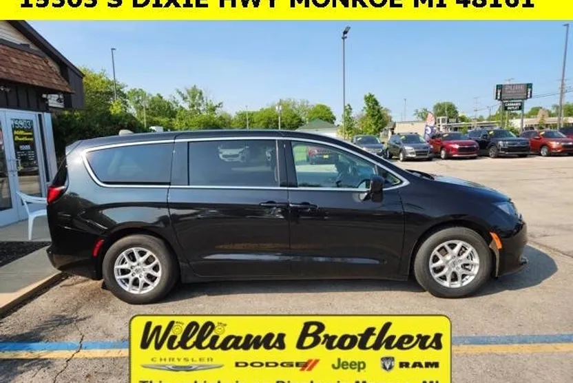 2023 Chrysler Voyager LX photo 1
