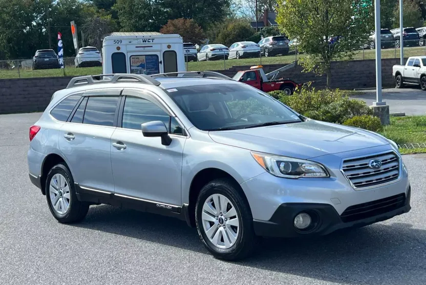 2017 Subaru Outback Premium photo 1