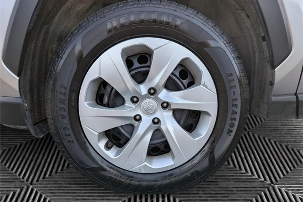 2021 Toyota RAV4 LE photo 1