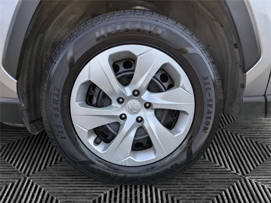 2021 Toyota RAV4 LE photo 1