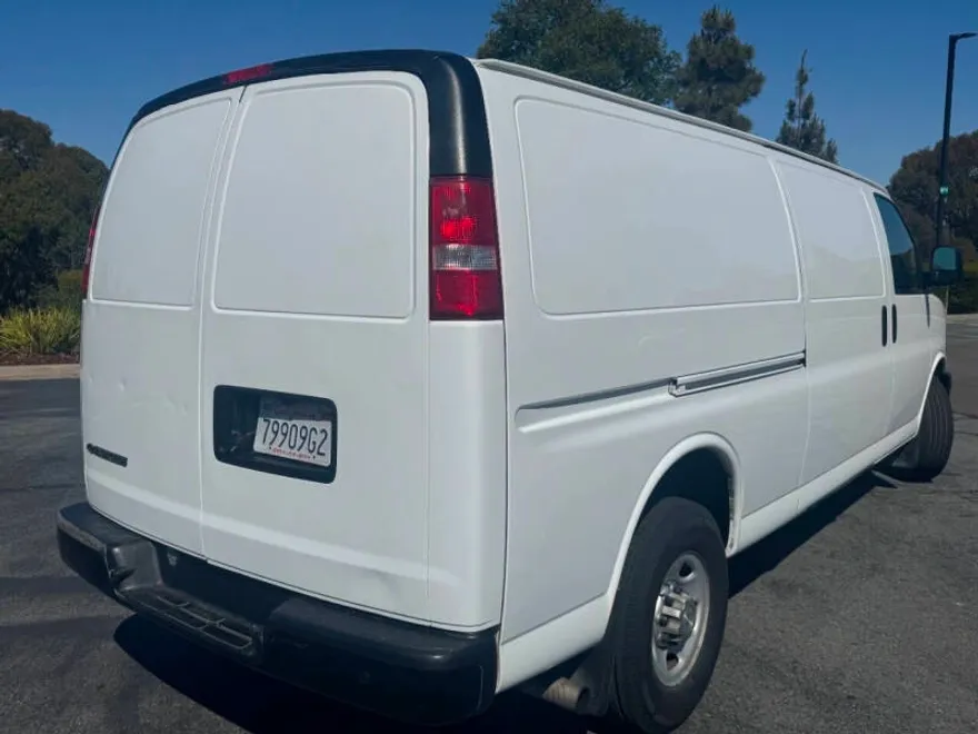 2017 Chevrolet Express 3500 Cargo Van photo 1