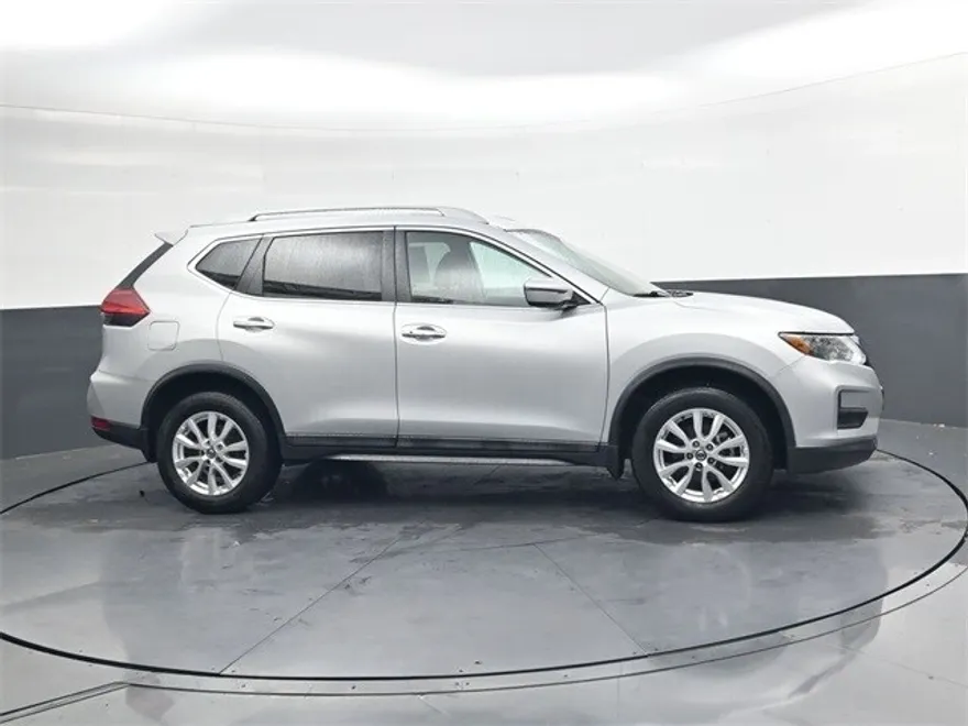 2017 Nissan Rogue SV photo 1