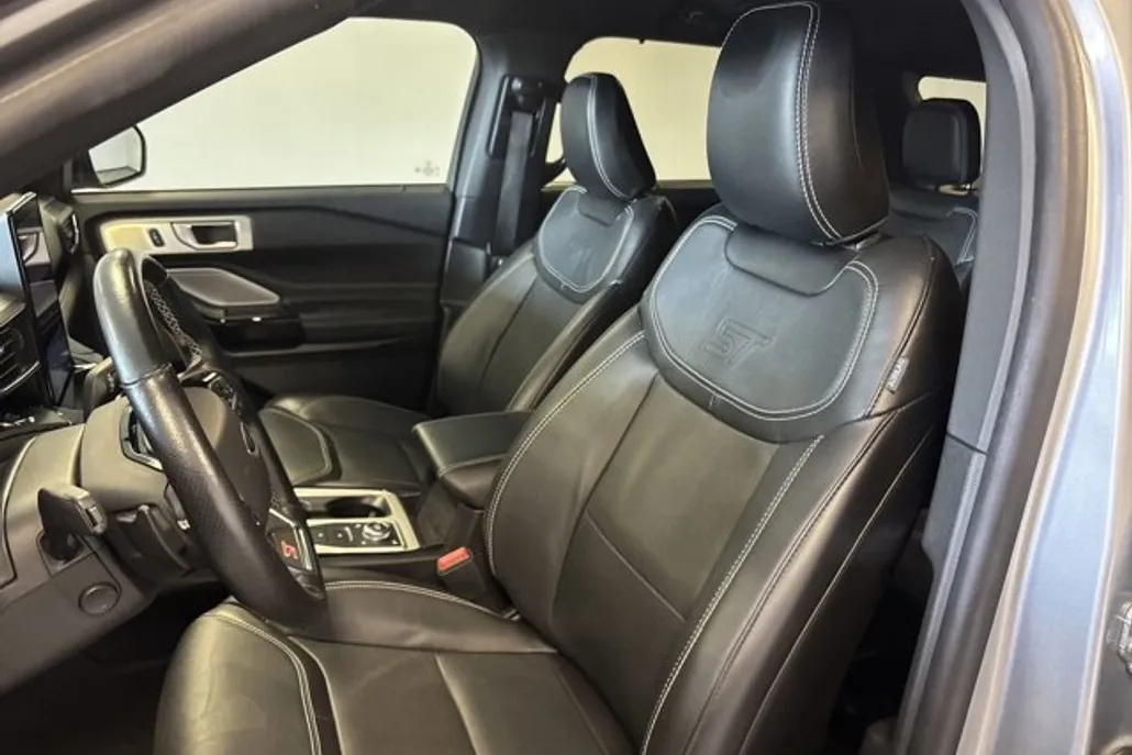 2022 Ford Explorer ST photo 1