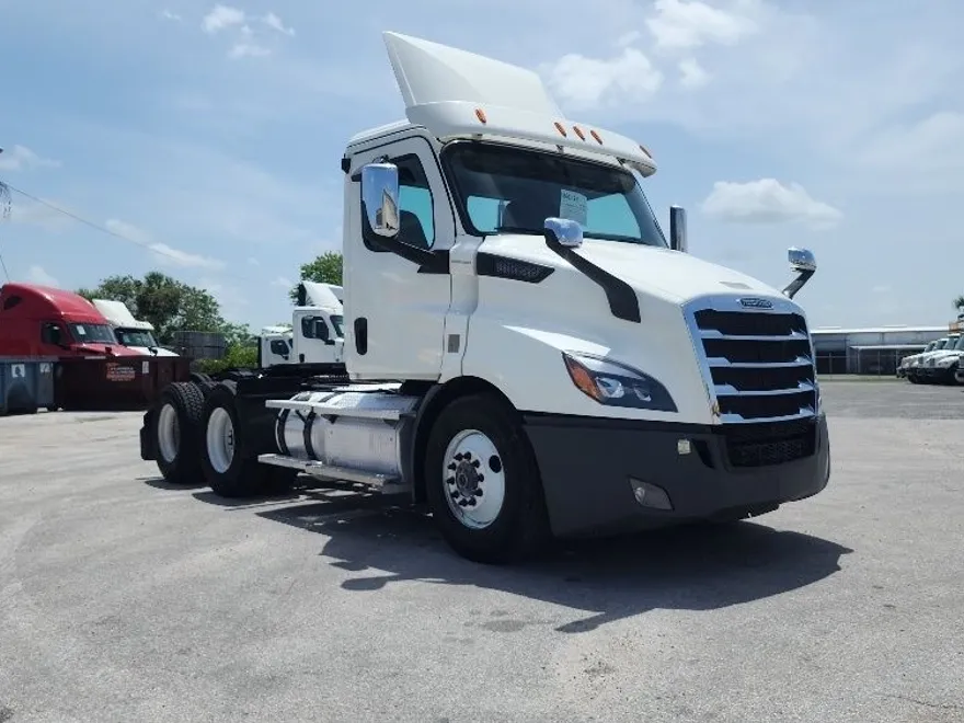 2020 Freightliner Cascadia 116" Day cab photo 1