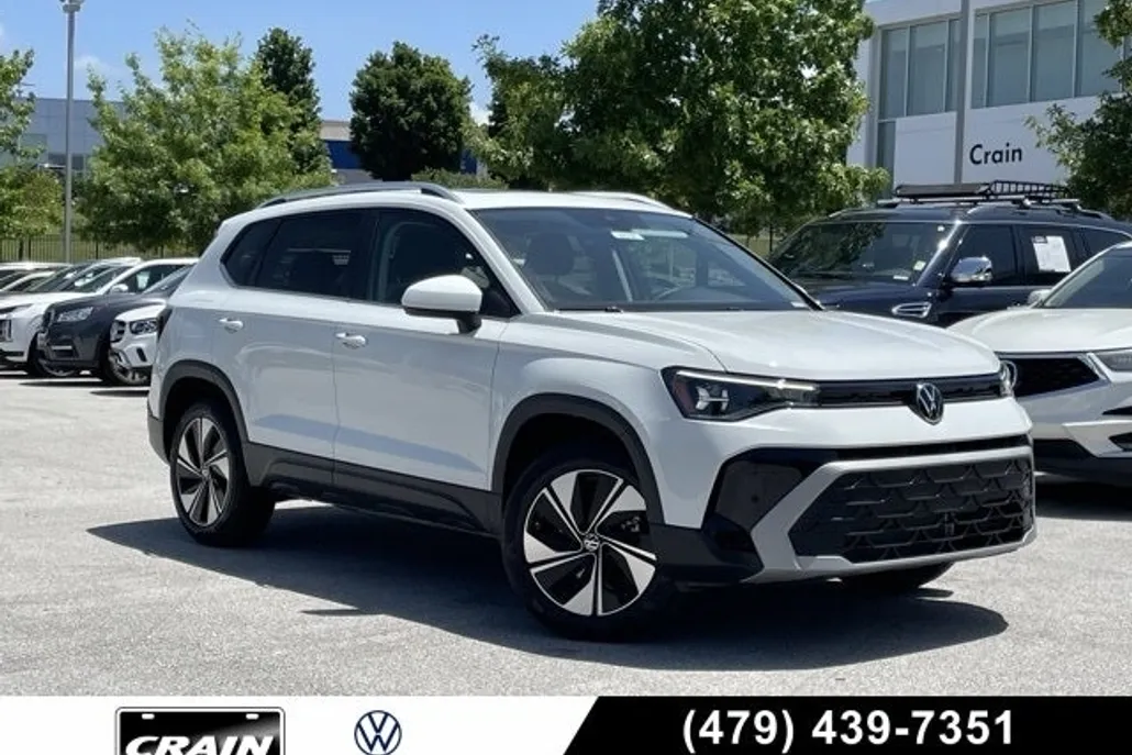 2025 Volkswagen Taos SE photo 1