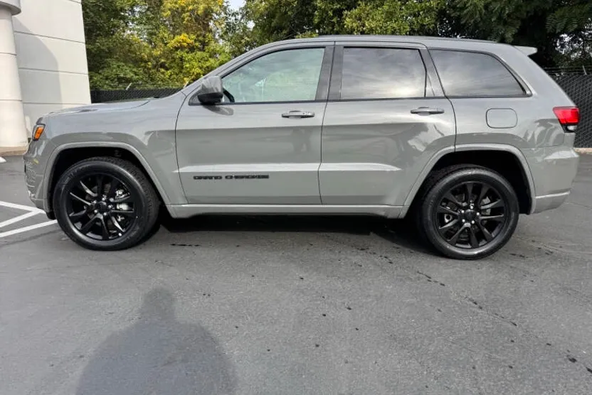 2019 Jeep Grand Cherokee Altitude photo 1