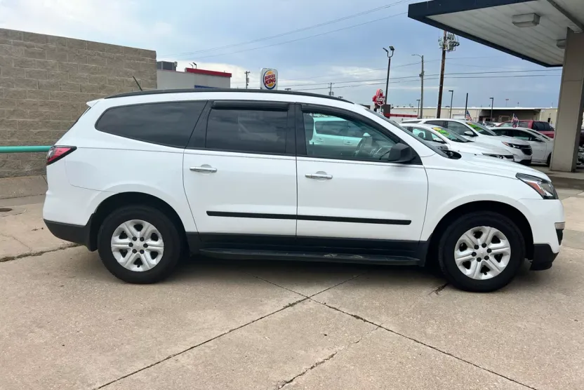 2017 Chevrolet Traverse LS photo 1