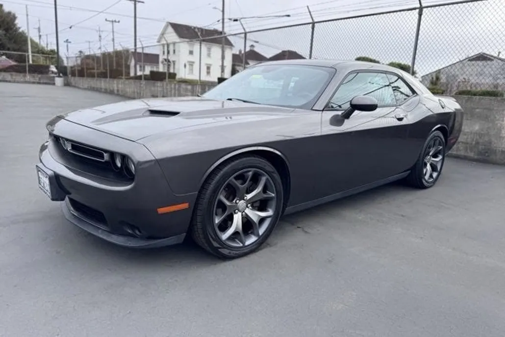 2015 Dodge Challenger SXT photo 1