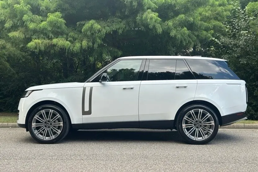 2025 Land Rover Range Rover SE photo 1