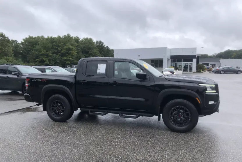 2022 Nissan Frontier PRO-4X Crew Cab photo 1