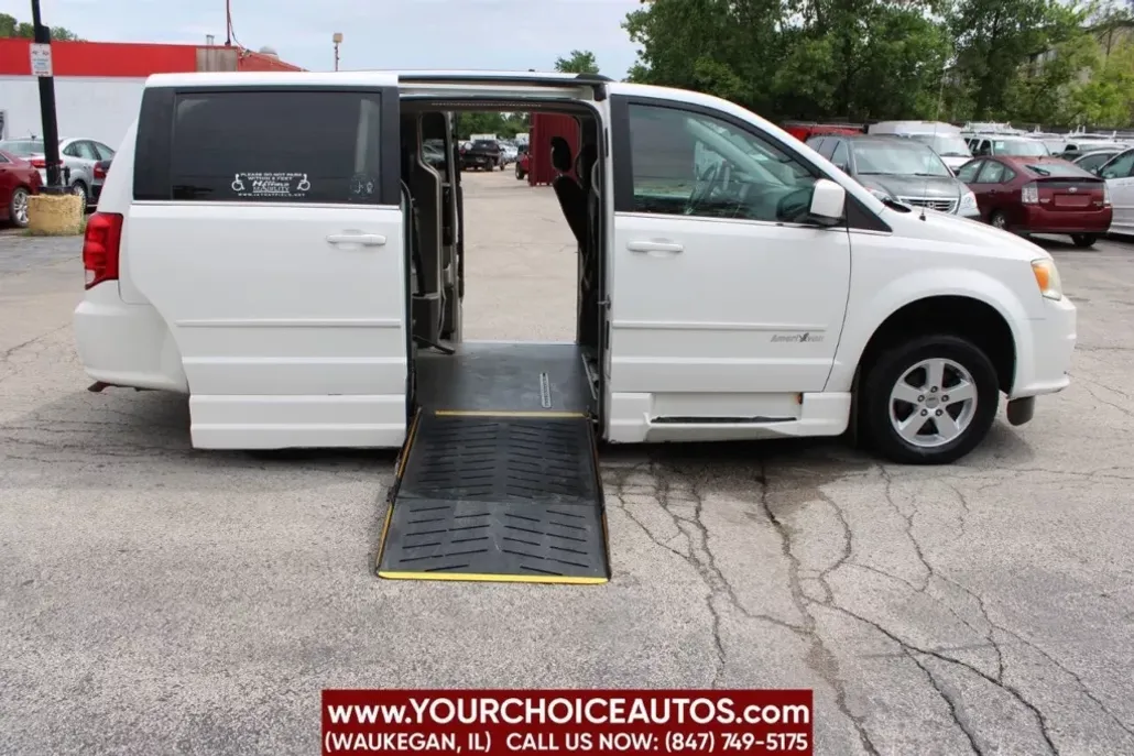 2011 Dodge Grand Caravan Crew photo 1