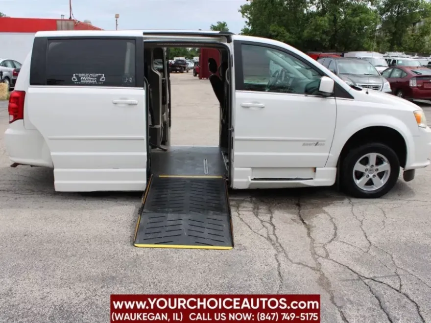 2011 Dodge Grand Caravan Crew photo 1