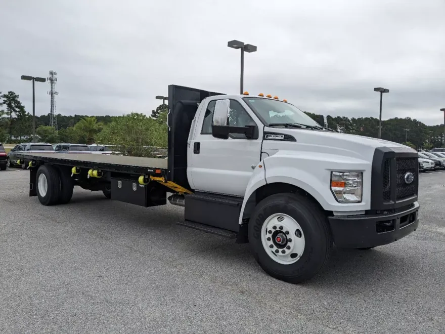 2025 Ford F-650 Base photo 1