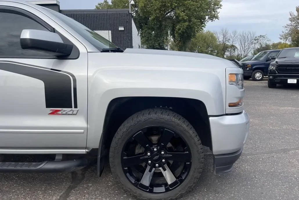 2017 Chevrolet Silverado LT photo 1