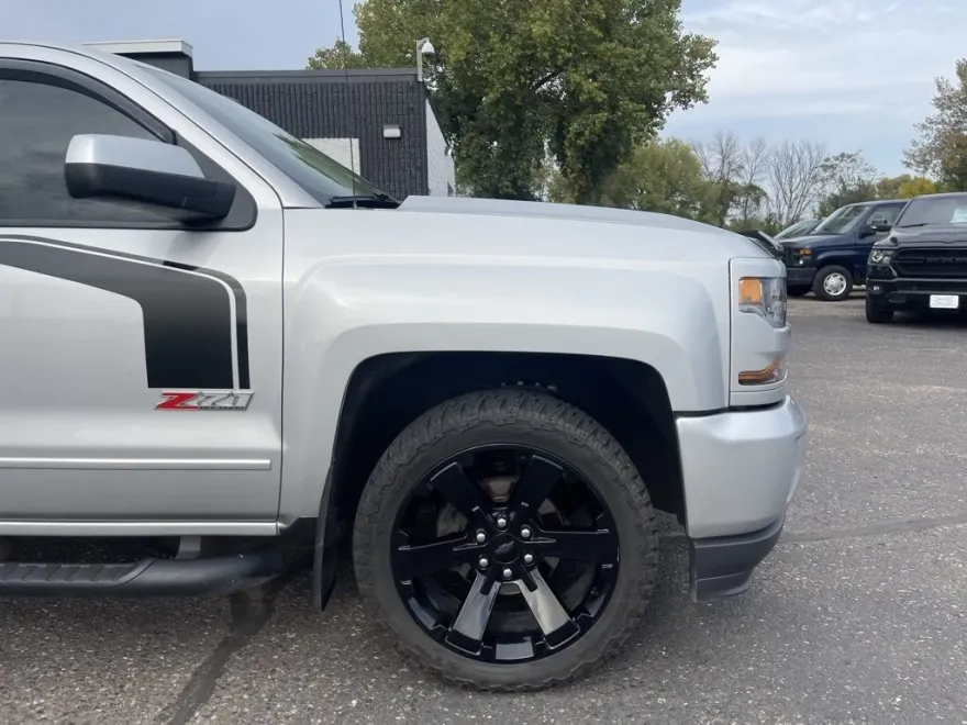 2017 Chevrolet Silverado LT photo 1