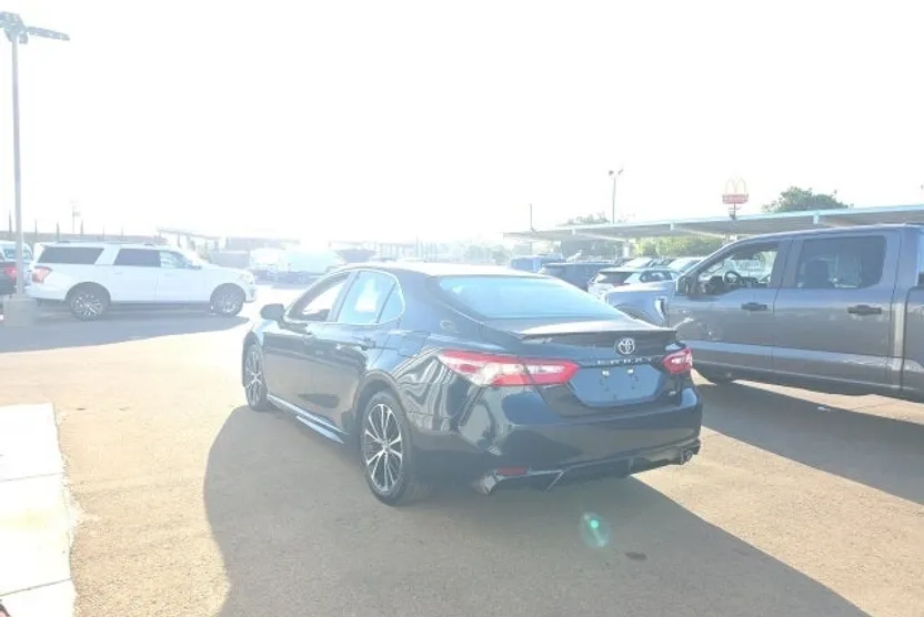 2018 Toyota Camry L photo 1
