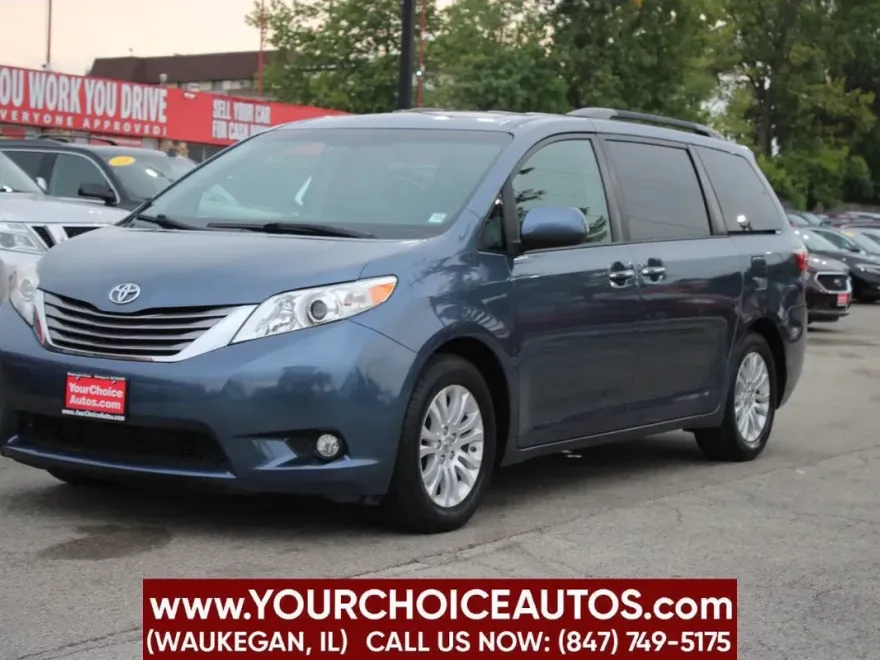 2015 Toyota Sienna XLE photo 1