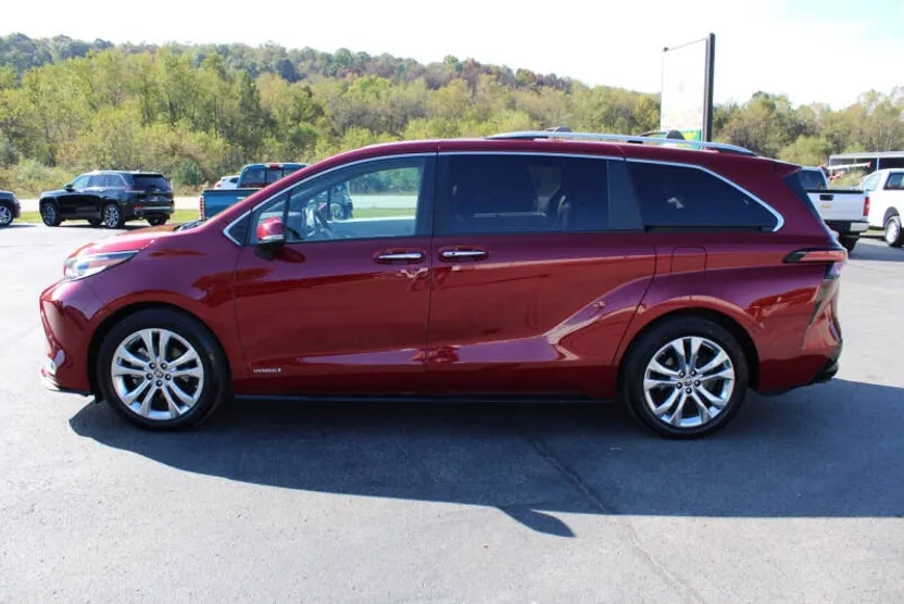 2021 Toyota Sienna Platinum photo 1