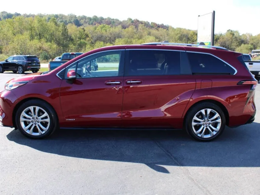 2021 Toyota Sienna Platinum photo 1