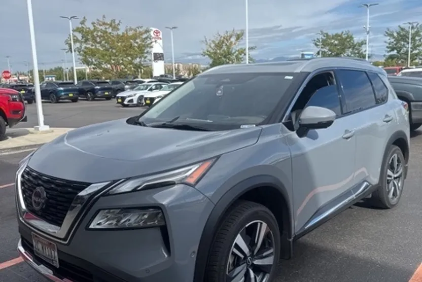 2023 Nissan Rogue Platinum photo 1