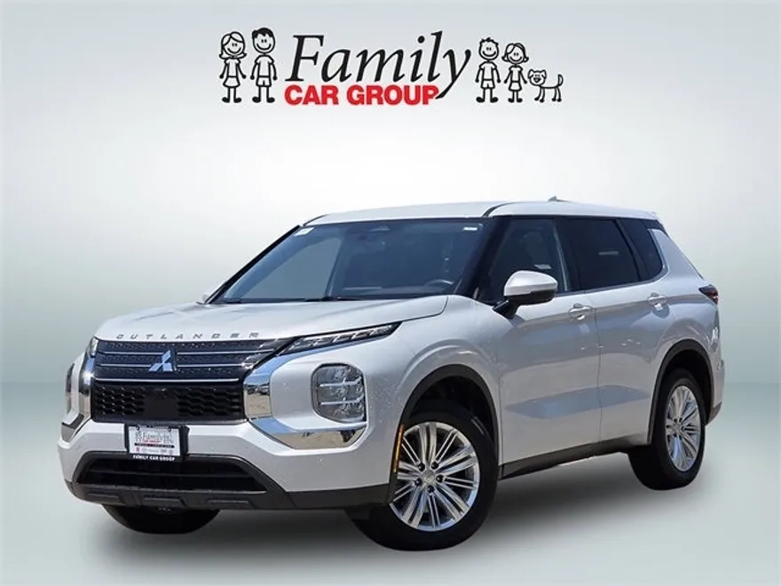 2024 Mitsubishi Outlander ES photo 1