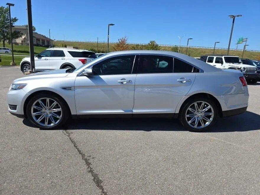 2019 Ford Taurus SEL photo 1