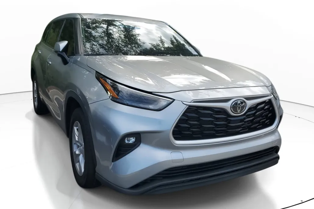 2022 Toyota Highlander LE photo 1