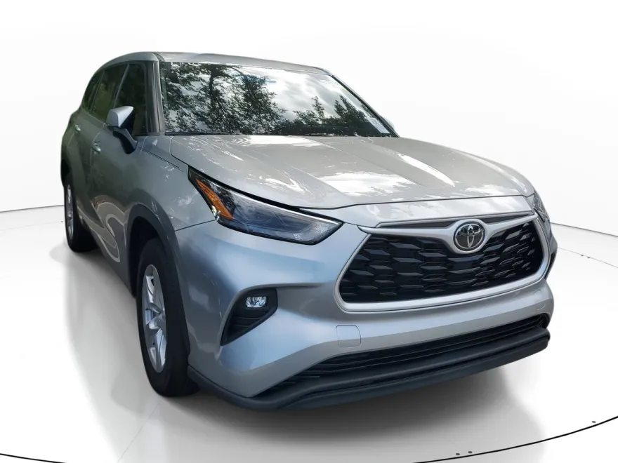 2022 Toyota Highlander LE photo 1