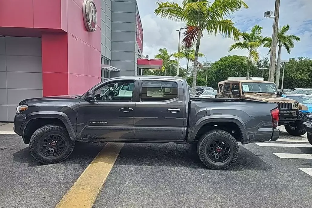 2022 Toyota Tacoma SR5 V6 photo 1