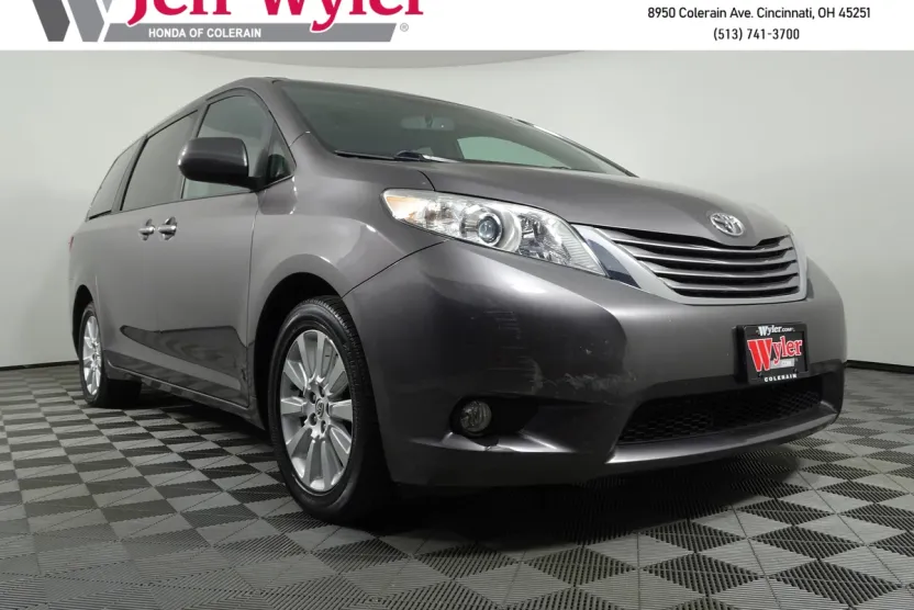 2015 Toyota Sienna XLE photo 1