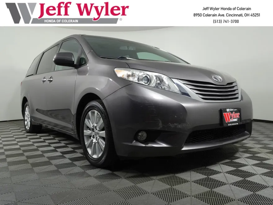 2015 Toyota Sienna XLE photo 1