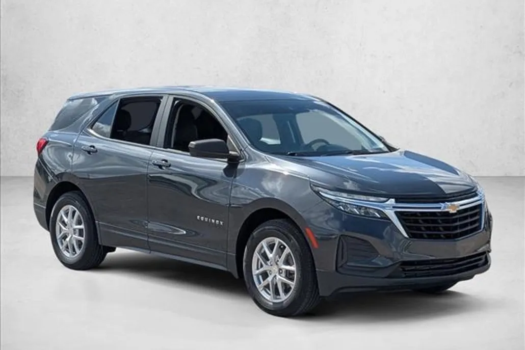 2022 Chevrolet Equinox LS photo 1