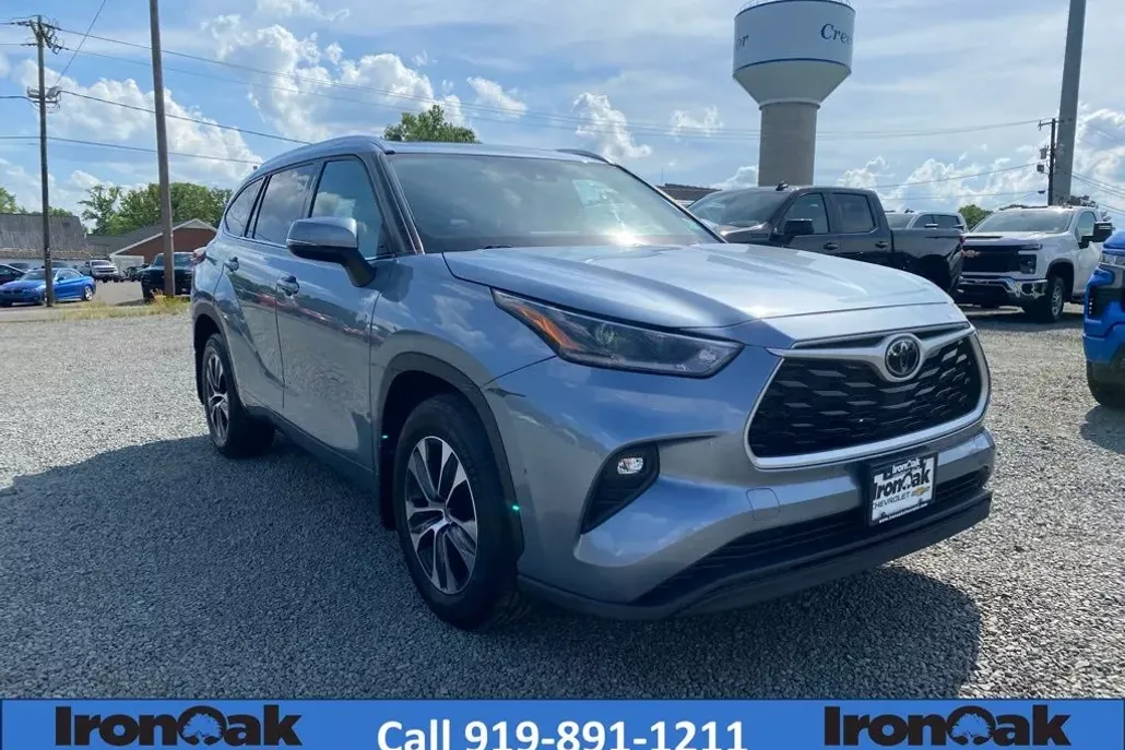 2021 Toyota Highlander XLE photo 1