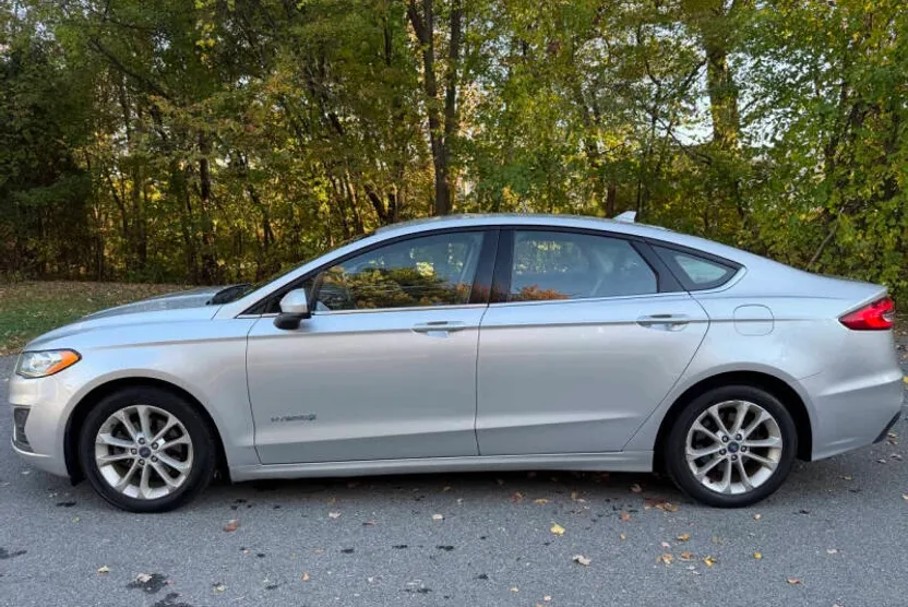 2019 Ford Fusion Hybrid SE photo 1
