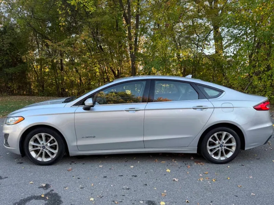 2019 Ford Fusion Hybrid SE photo 1