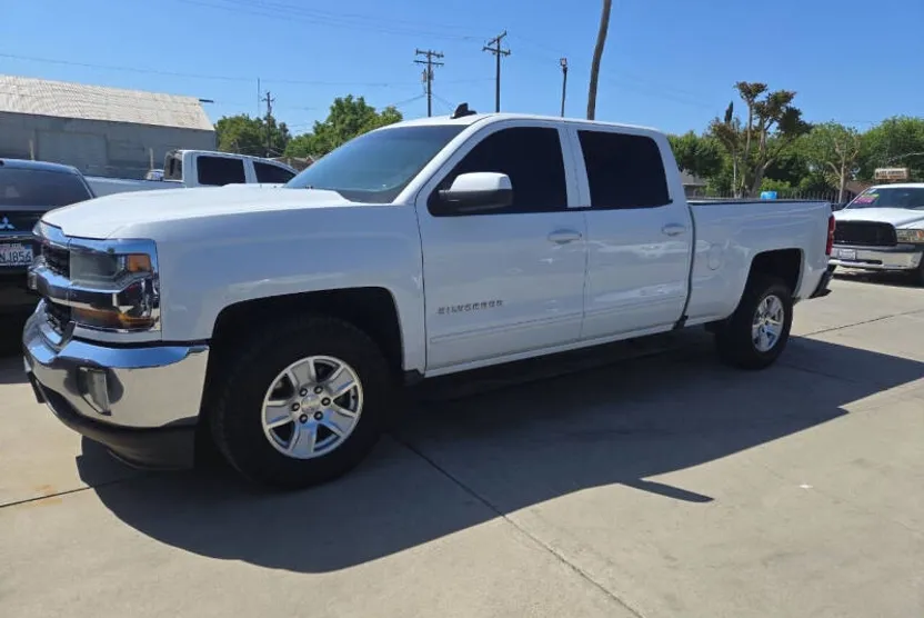 2017 Chevrolet Silverado 1500 LT photo 1