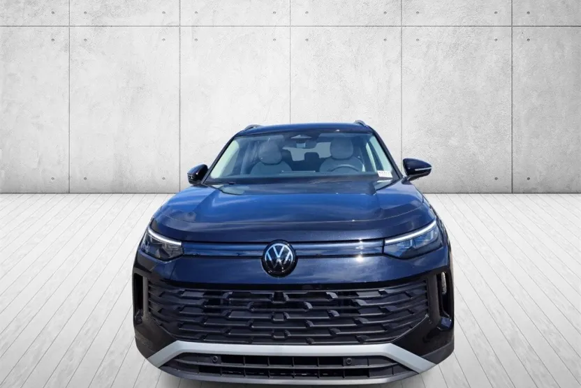 2025 Volkswagen Tiguan SE photo 1