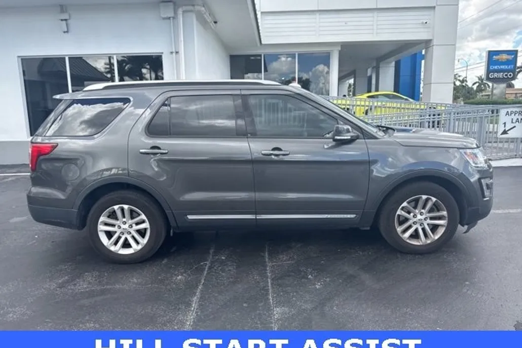 2016 Ford Explorer XLT photo 1