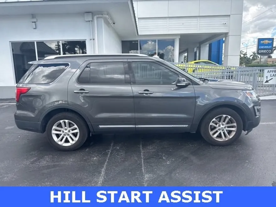 2016 Ford Explorer XLT photo 1