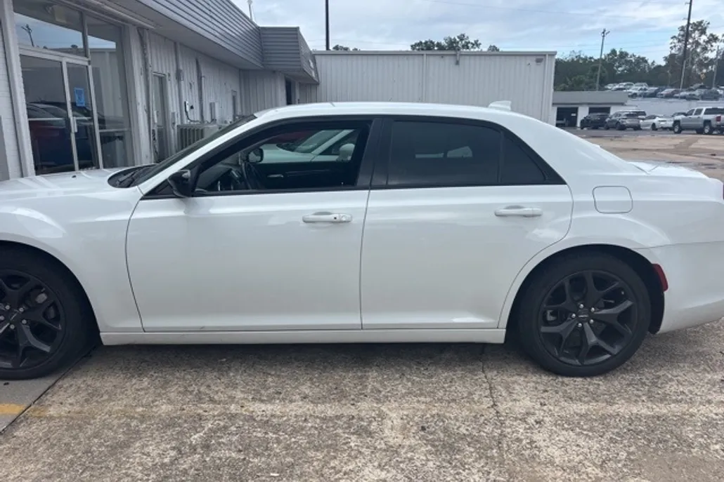 2022 Chrysler 300 Touring photo 1