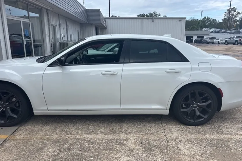 2022 Chrysler 300 Touring photo 1