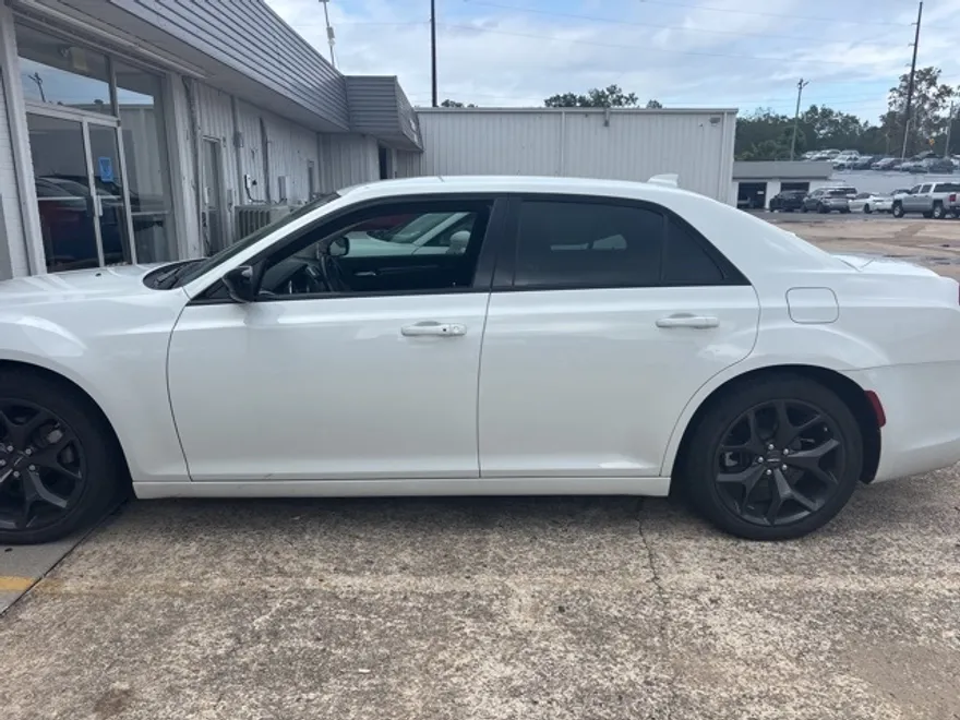 2022 Chrysler 300 Touring photo 1