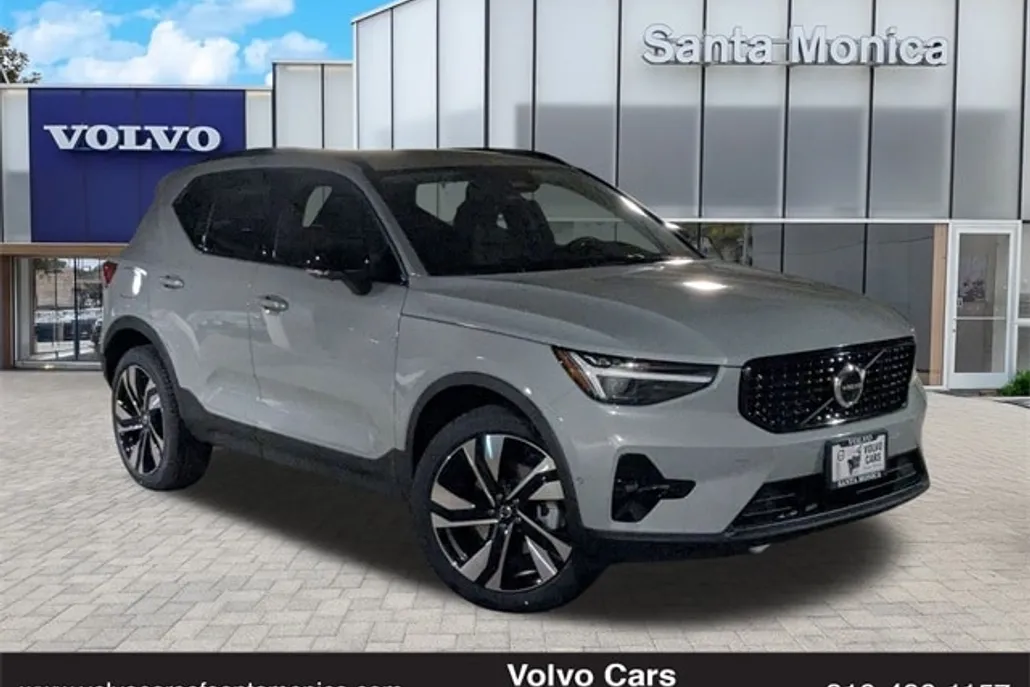 2025 Volvo XC40 photo 1