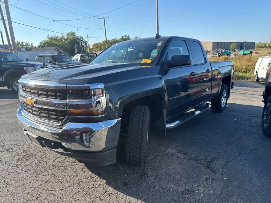2017 Chevrolet Silverado 1500 LT photo 1