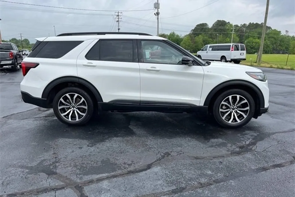 2025 Ford Explorer ST-Line photo 1